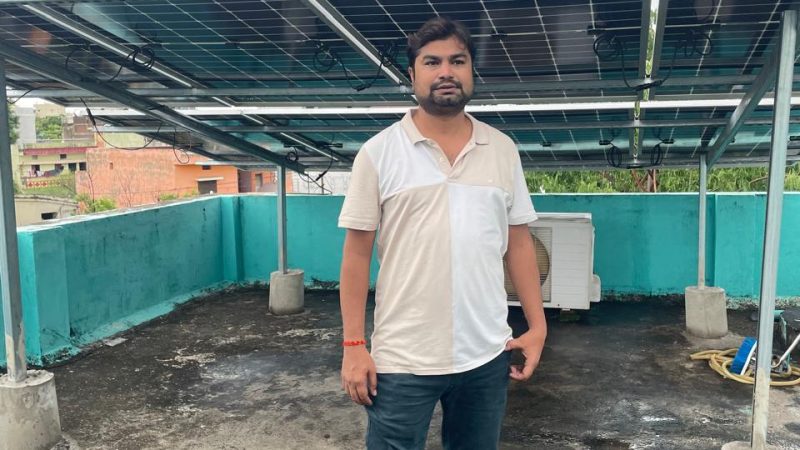दुबे जी के घर की छत लगा पर सौर ऊर्जा से चलने वाला पावर प्लांट