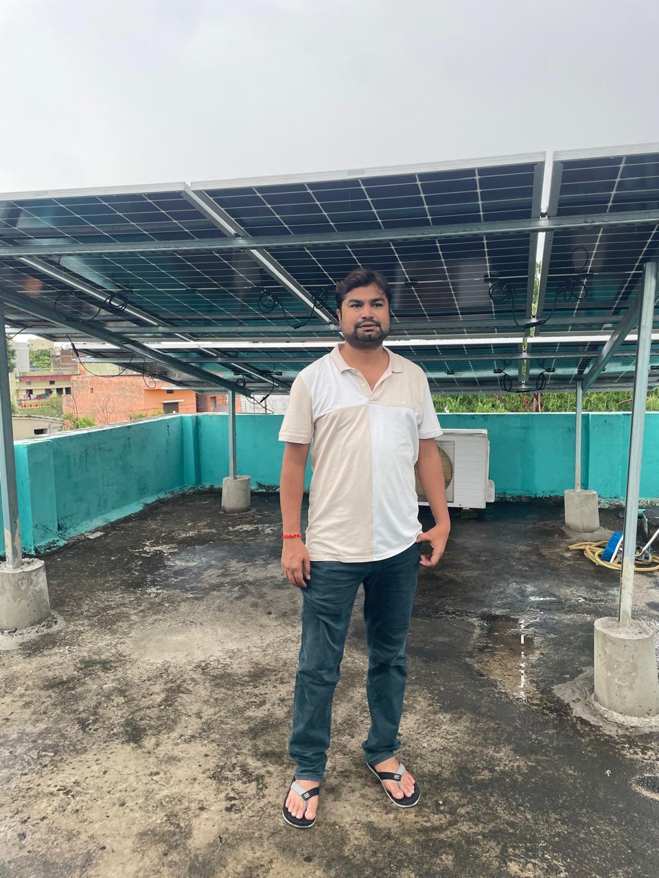 दुबे जी के घर की छत लगा पर सौर ऊर्जा से चलने वाला पावर प्लांट