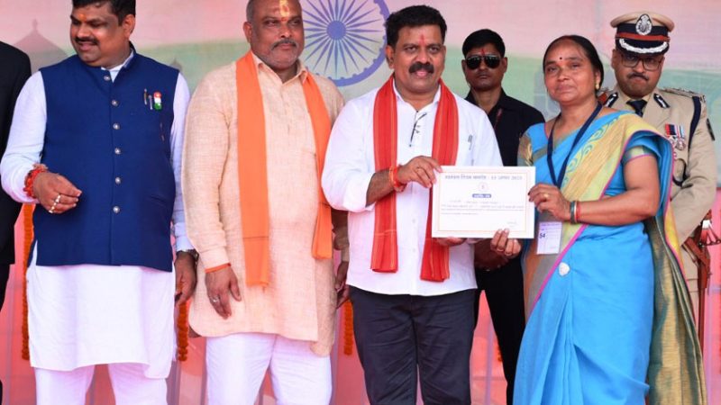 उपमुख्यमंत्री शर्मा ने दुर्ग में ध्वजारोहण कर परेड की सलामी ली