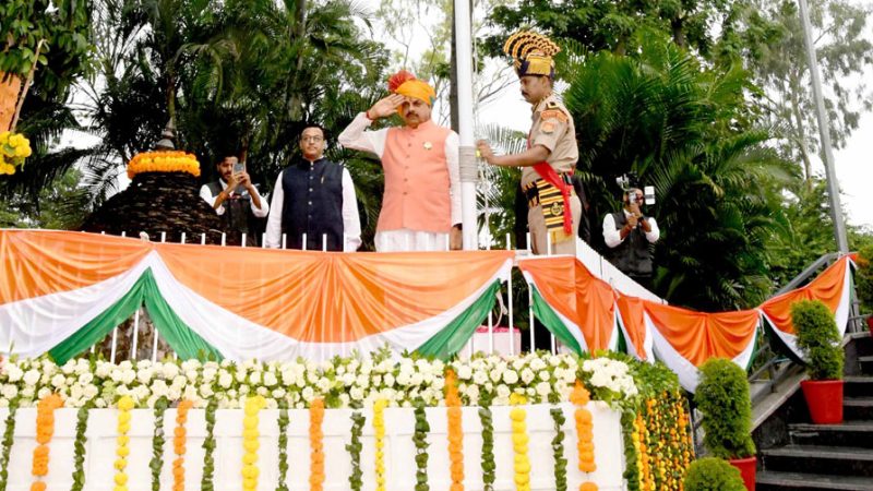 मुख्यमंत्री डॉ. यादव ने स्वतंत्रता दिवस पर मुख्यमंत्री निवास परिसर में किया ध्वजारोहण