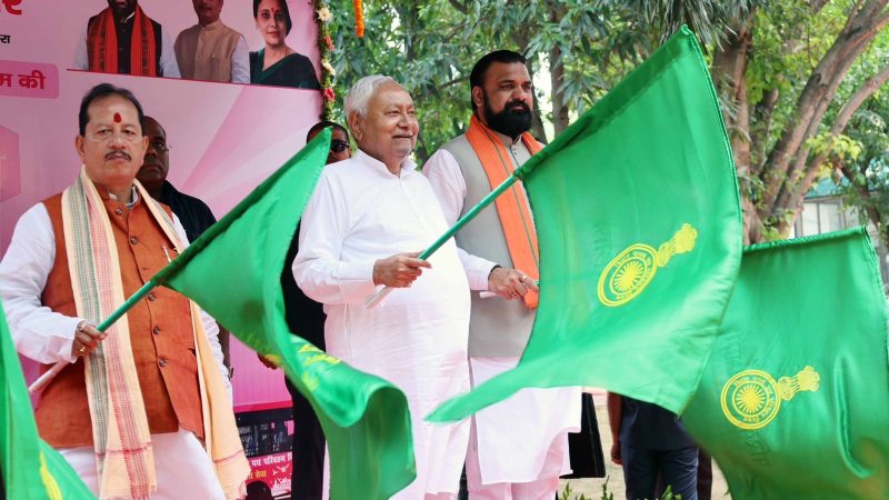 बिहार: 1065 बसों में ई-टिकटिंग सेवा शुरू, सीएम नीतीश ने 80 नई पिंक बसों को दिखाई हरी झंडी