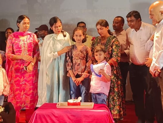 हाजीपुर:शहीदों के नाम कार्यक्रम में डीएम ने गाया देशभक्ति गीत