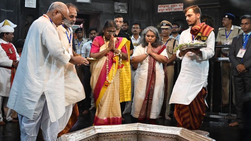 राष्ट्रपति द्रौपदी मुर्मू ने गयाधाम में किया पितरों का पिंडदान, विष्णुपद मंदिर में कीं पूजा
