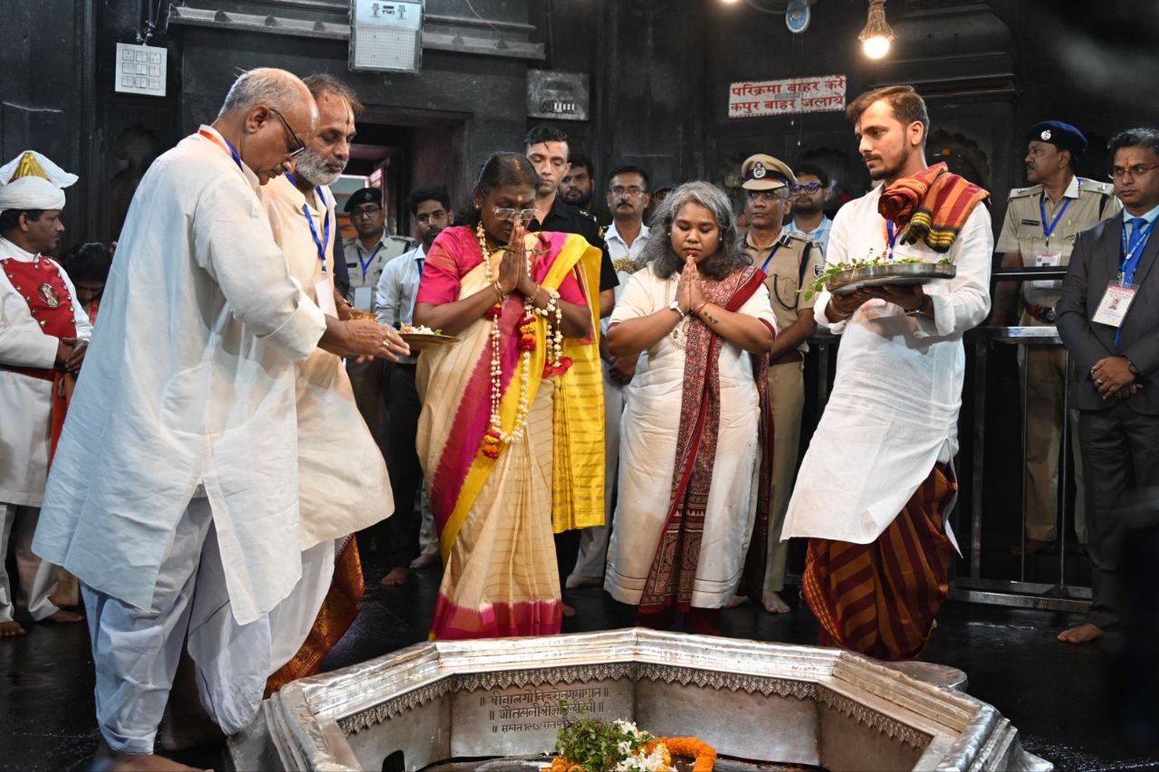 राष्ट्रपति द्रौपदी मुर्मू ने गयाधाम में किया पितरों का पिंडदान, विष्णुपद मंदिर में कीं पूजा