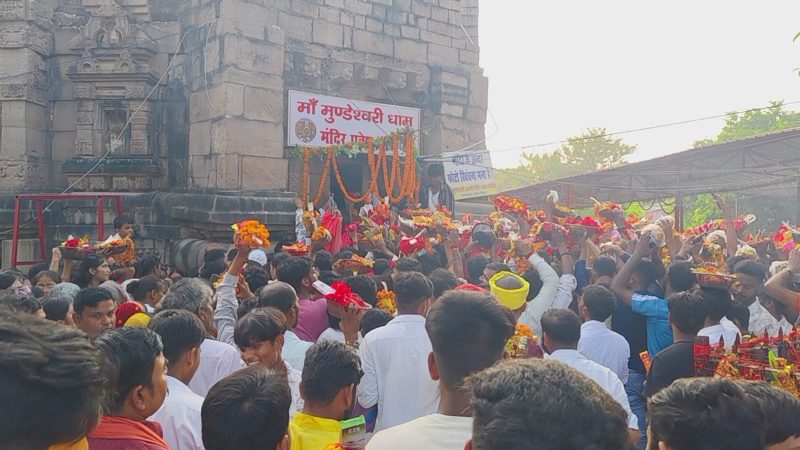 नवरात्रि के पहले दिन कैमूर के मुंडेश्वरी मंदिर में उमड़ी श्रद्धालुओं की भीड़