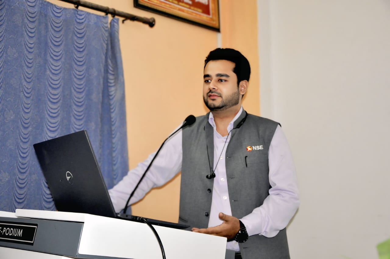 वाराणसी में नए जीएसटी छूट से ग्राहकों में खुशी, ऑटोमोबाइल और जनरल स्टोर में बढ़ा क्रेज