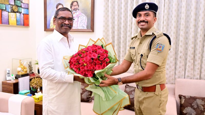 पुलिस अधिकारियों ने की मुख्यमंत्री हेमंत सोरेन से शिष्टाचार भेंट