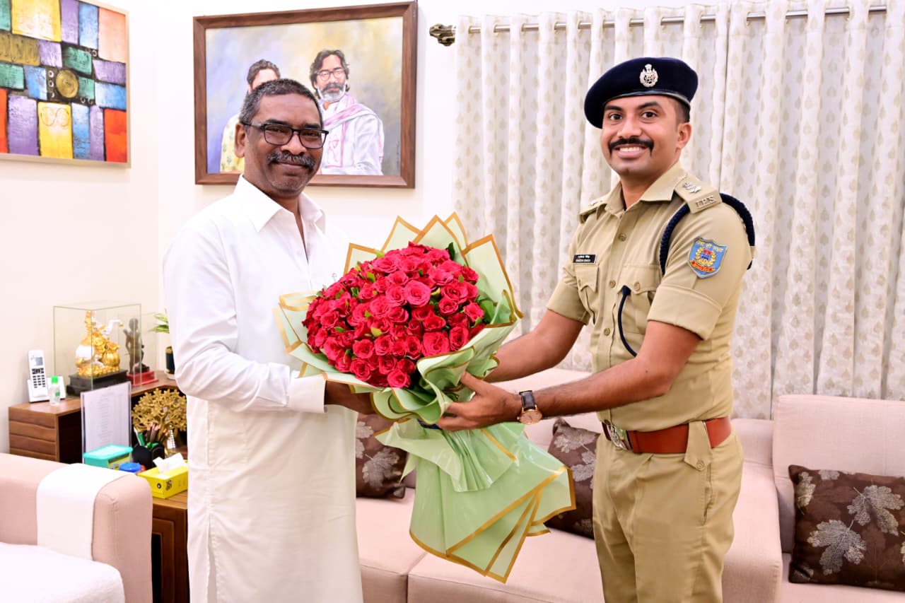 पुलिस अधिकारियों ने की मुख्यमंत्री हेमंत सोरेन से शिष्टाचार भेंट