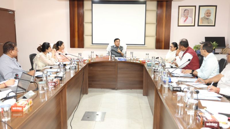 डॉ. मनसुख मांडविया ने माई भारत मुख्यालय में बैठक की अध्यक्षता की