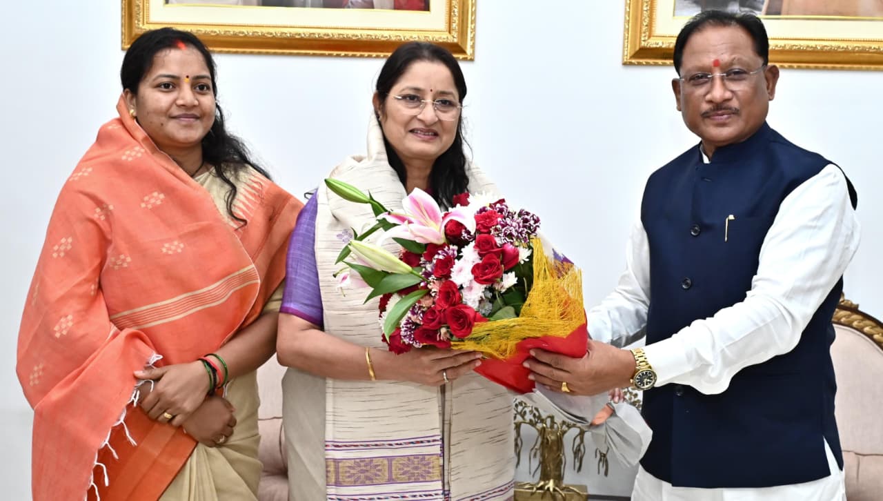 मुख्यमंत्री विष्णु देव साय से केंद्रीय महिला एवं बाल विकास मंत्री श्रीमती अन्नपूर्णा देवी ने की सौजन्य भेंट