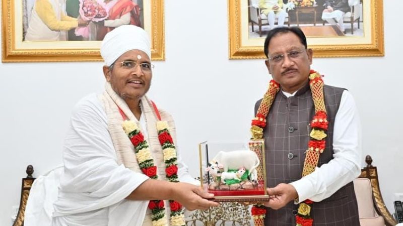 मुख्यमंत्री से पूज्य संत असंग देव जी ने की सौजन्य भेंट