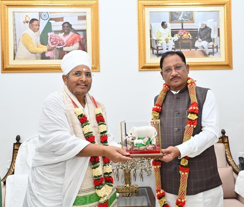मुख्यमंत्री से पूज्य संत असंग देव जी ने की सौजन्य भेंट