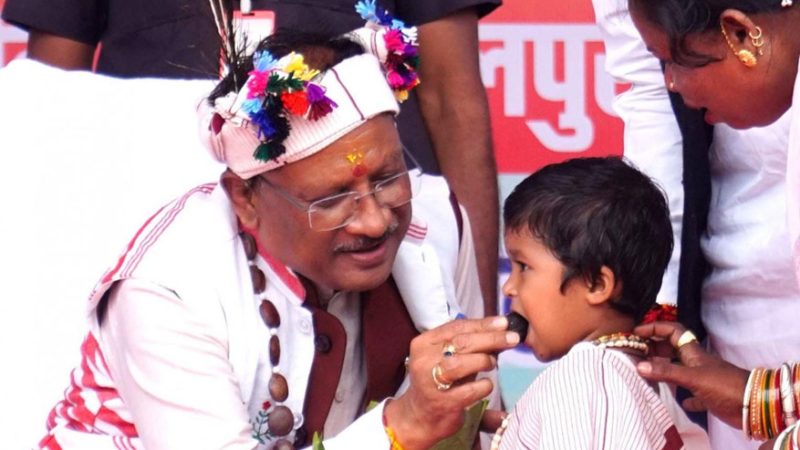 मुख्यमंत्री विष्णुदेव साय का आत्मीय और वात्सल्यपूर्ण व्यवहार : नन्ही बच्ची भूमिका बघेल को दुलारते हुए खिलाया महुआ लड्डू