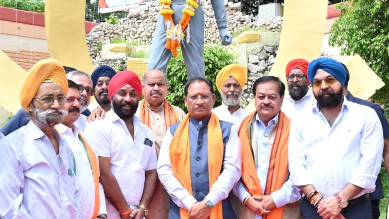 मुख्यमंत्री विष्णु देव साय ने अमर शहीद भगत सिंह की प्रतिमा पर माल्यार्पण कर किया नमन