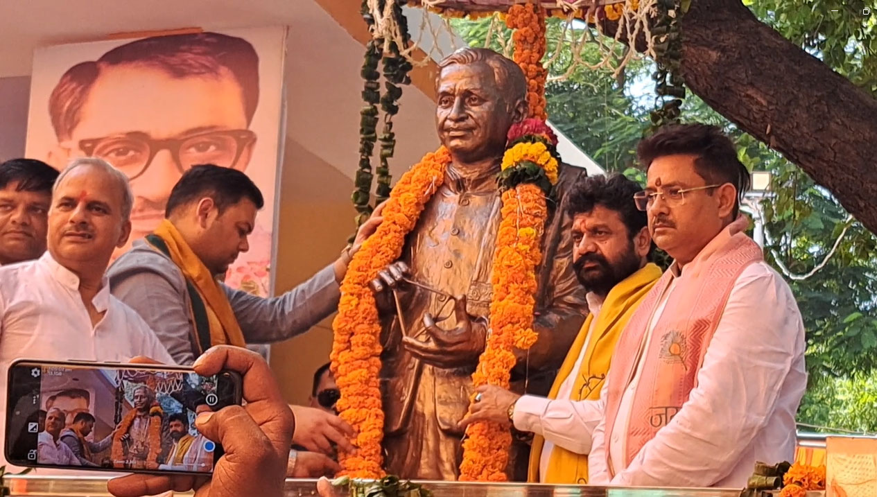 अलीगढ़ में पण्डित दीनदयाल उपाध्याय की प्रतिमा का हुआ अनावरण