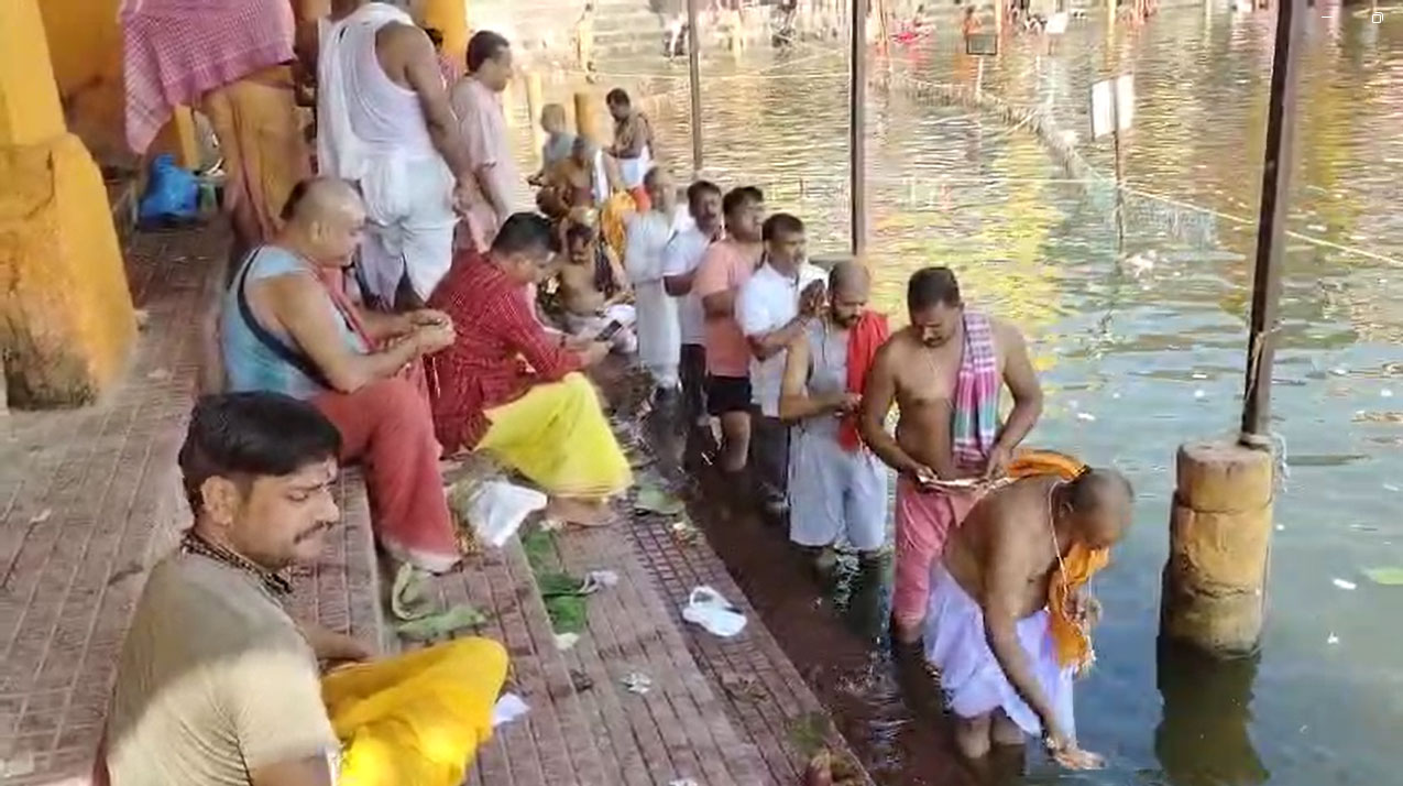 देवघर के शिवगंगा में पितृ पक्ष में पितरों को तर्पन