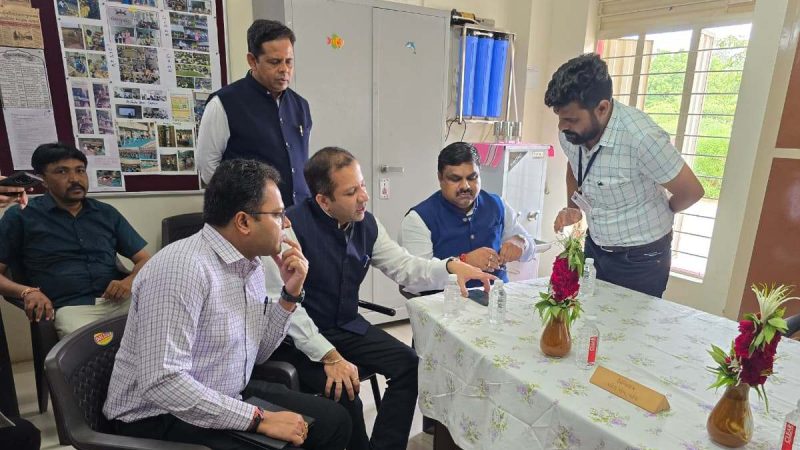 शिक्षा मंत्री गजेंद्र यादव ने गुजरात के विद्या समीक्षा केंद्र का किया निरीक्षण
