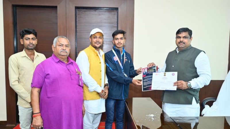 शिक्षा मंत्री गजेन्द्र यादव से ओमप्रकाश सेन ने की सौजन्य भेंट