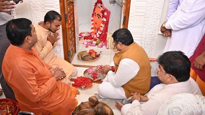 स्कूल शिक्षा मंत्री गजेन्द्र यादव ने धमतरी में माँ विंध्यवासिनी मंदिर में की पूजा-अर्चना