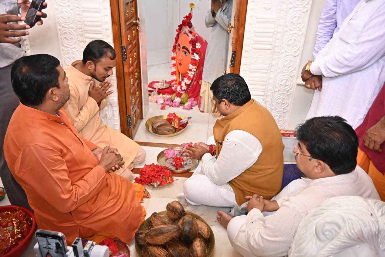 स्कूल शिक्षा मंत्री गजेन्द्र यादव ने धमतरी में माँ विंध्यवासिनी मंदिर में की पूजा-अर्चना