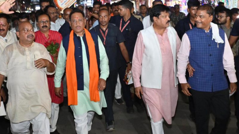 जीएसटी बचत उत्सव का जायजा लेने बाजार पहुंचे मुख्यमंत्री साय