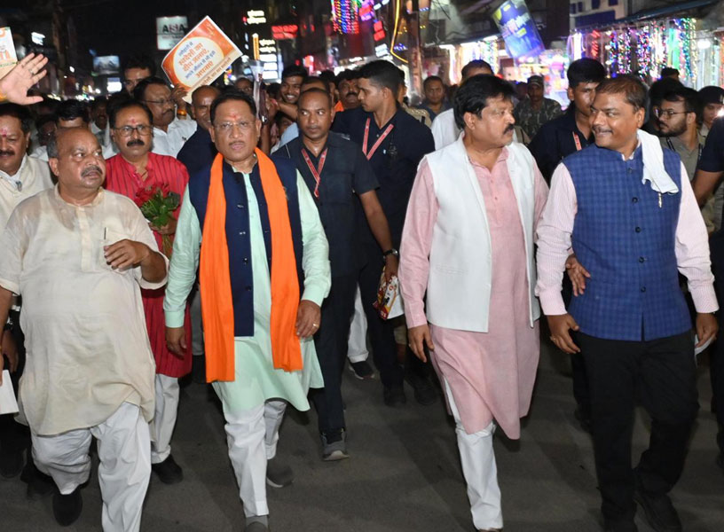 जीएसटी बचत उत्सव का जायजा लेने बाजार पहुंचे मुख्यमंत्री साय