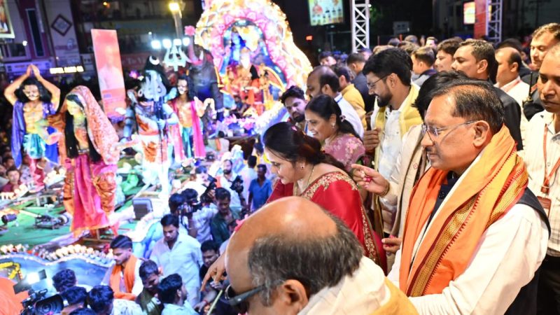 विविध पौराणिक प्रसंगों एवं आधुनिक घटनाओं पर आधारित सुसज्जित झांकियां बनी आकर्षण का केंद्र: झांकियों को देखने रायपुर में उमड़ा जनसैलाब