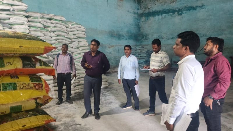 खाद कालाबाजारी एवं अधिक मूल्य पर विक्रय करने वालों पर कार्रवाई