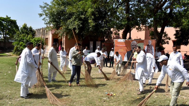 ‘सेवा पर्व’ के अवसर पर ‘खादी महोत्सव कार्यक्रम’ के अंतर्गत पिलखुवा, हापुड़ में केवीआईसी द्वारा ‘आत्मनिर्भर नवभारत यात्रा’ निकाली गई