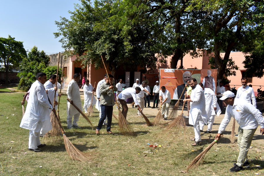 ‘सेवा पर्व’ के अवसर पर ‘खादी महोत्सव कार्यक्रम’ के अंतर्गत पिलखुवा, हापुड़ में केवीआईसी द्वारा ‘आत्मनिर्भर नवभारत यात्रा’ निकाली गई