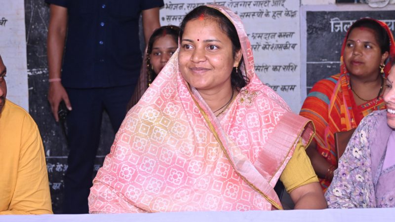 महिला एवं बाल विकास मंत्री श्रीमती राजवाड़े संबलपुर में करमा तिहार उत्सव में शामिल हुईं