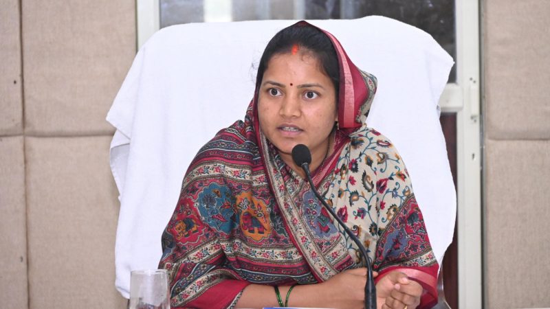 मंत्री लक्ष्मी राजवाड़े ने ली विभागीय समीक्षा बैठक