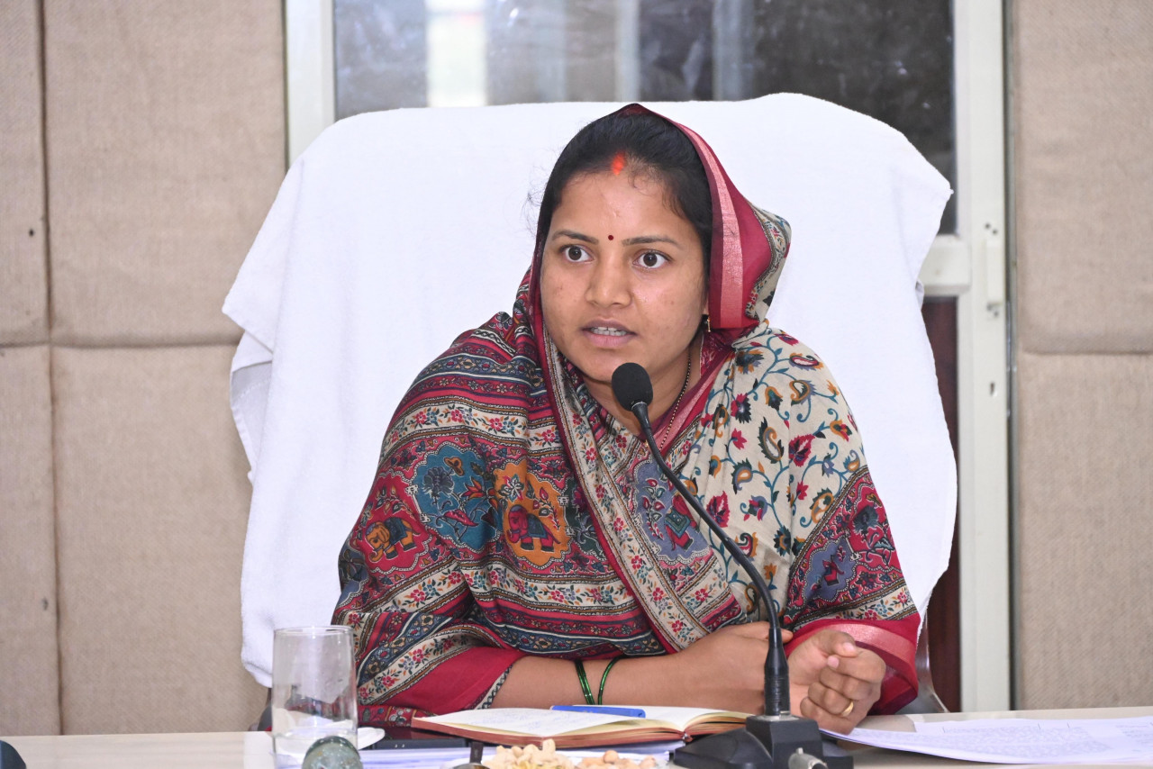 मंत्री लक्ष्मी राजवाड़े ने ली विभागीय समीक्षा बैठक