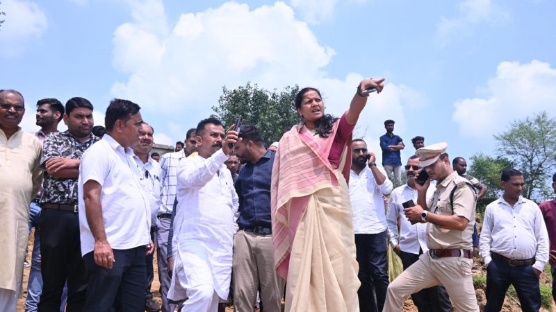 मंत्री श्रीमती लक्ष्मी राजवाड़े ने गोबरी नाला पर अस्थायी रपटा निर्माण कार्य का किया निरीक्षण