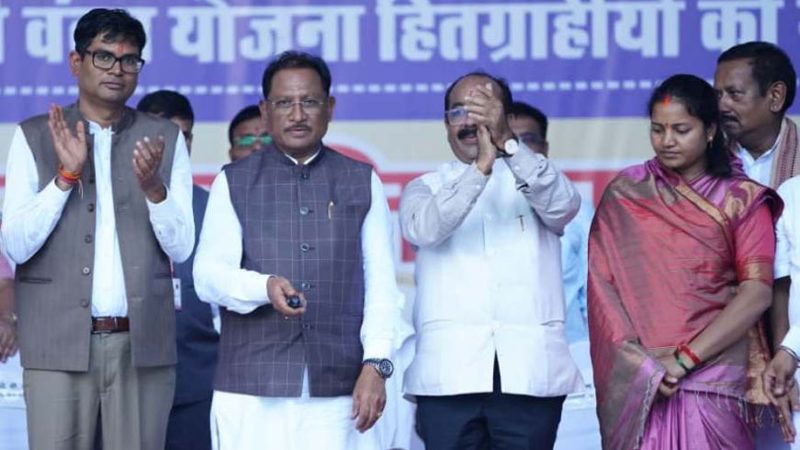 महतारी वंदन योजना के तहत मुख्यमंत्री साय ने महिलाओं के खातों में अंतरित किए 1000-1000 रुपये