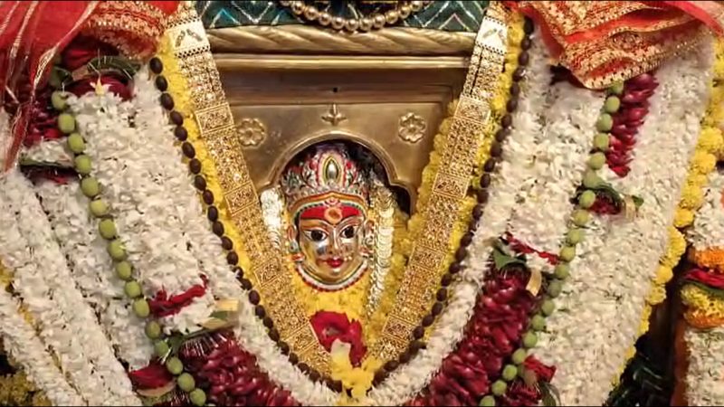 नवरात्र के पावन पर्व पर वाराणसी के मंदिरों में उमड़ी श्रद्धालुओं की भारी भीड़