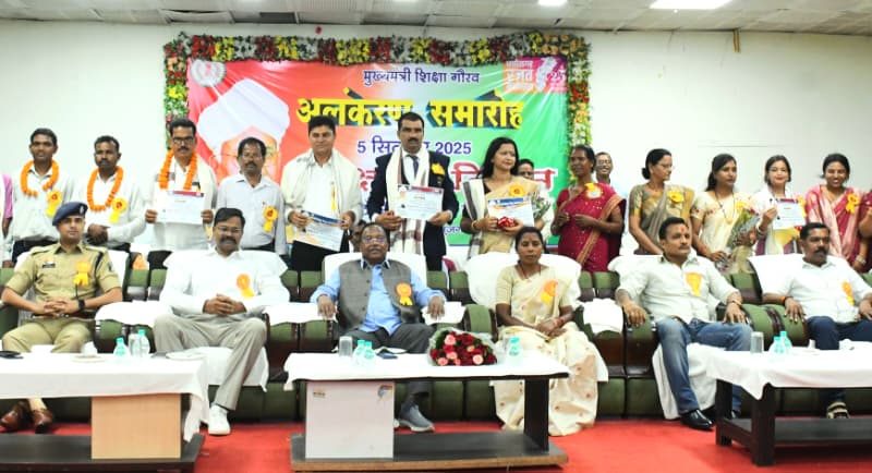 जिला स्तरीय शिक्षक सम्मान समारोह में शामिल हुए कृषि मंत्री नेताम