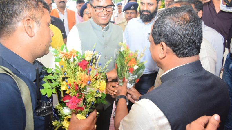 वित्त एवं जिले का प्रभारी मंत्री ओ.पी. चौधरी के जशपुर आगमन पर जनप्रतिनिधियों और अधिकारियों ने किया आत्मीय स्वागत