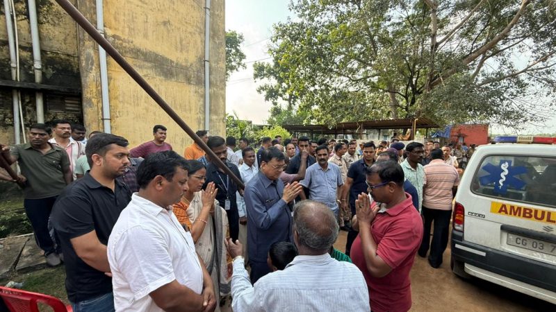 कैबिनेट मंत्री देवांगन पुलिस लाइन कॉलोनी पहुंच कर दी श्रद्धांजलि, शोक संतृप्त परिवार जनों से मुलाकात कर बांटा दुख