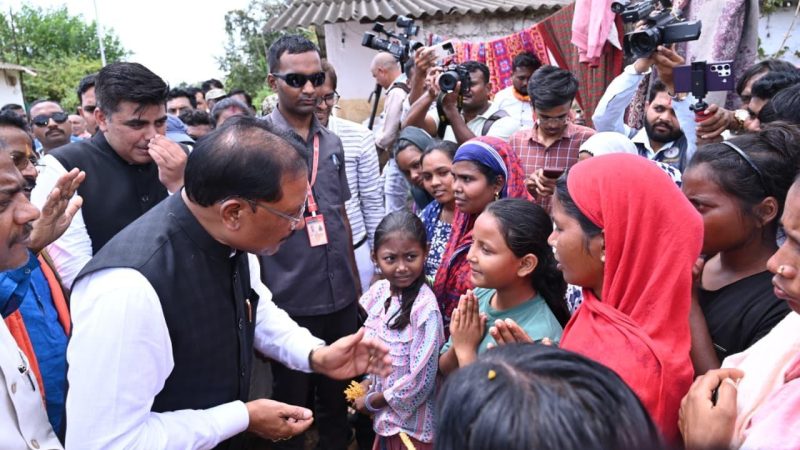 बाढ़ प्रभावितों का हाल जानने उनके बीच पहुँचे मुख्यमंत्री साय: अधिकारियों को राहत एवं पुनर्वास कार्यों में तेजी लाने के निर्देश