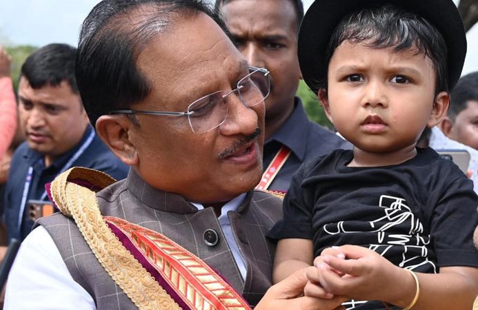 सरल और सहज मुख्यमंत्री विष्णु देव साय का दिखा अपनत्व, नन्हे इवान को गोद में लेकर किया दुलार