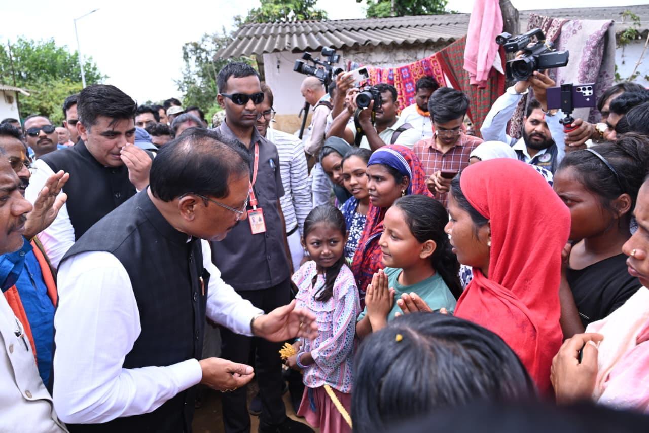 बाढ़ प्रभावितों का हाल जानने उनके बीच पहुँचे मुख्यमंत्री साय: अधिकारियों को राहत एवं पुनर्वास कार्यों में तेजी लाने के निर्देश