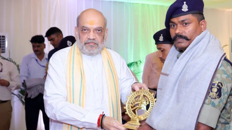 केन्द्रीय गृह एवं सहकारिता मंत्री श्री अमित शाह ने कर्रेगुट्टालु पहाड़ी पर ‘ऑपरेशन ब्लैक फॉरेस्ट’ को सफलतापूर्वक अंजाम देने वाले सीआरपीएफ, छत्तीसगढ़ पुलिस, डीआरजीऔर कोबरा के जवानों से भेंट की और उन्हें सम्मानित किया