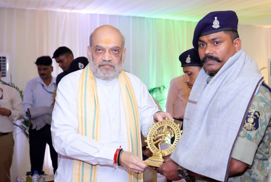 केन्द्रीय गृह एवं सहकारिता मंत्री श्री अमित शाह ने कर्रेगुट्टालु पहाड़ी पर ‘ऑपरेशन ब्लैक फॉरेस्ट’ को सफलतापूर्वक अंजाम देने वाले सीआरपीएफ, छत्तीसगढ़ पुलिस, डीआरजीऔर कोबरा के जवानों से भेंट की और उन्हें सम्मानित किया