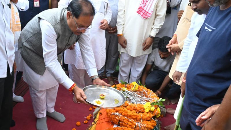 मुख्यमंत्री साय ने पूर्व प्रांत प्रचारक श्रद्धेय शांताराम को दी श्रद्धांजलि