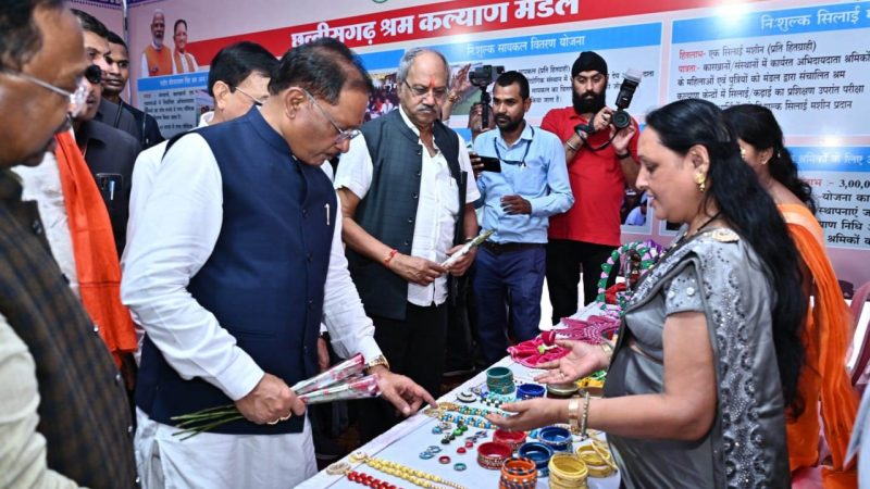 मुख्यमंत्री साय ने किया श्रम विभाग द्वारा आयोजित प्रदर्शनी का अवलोकन