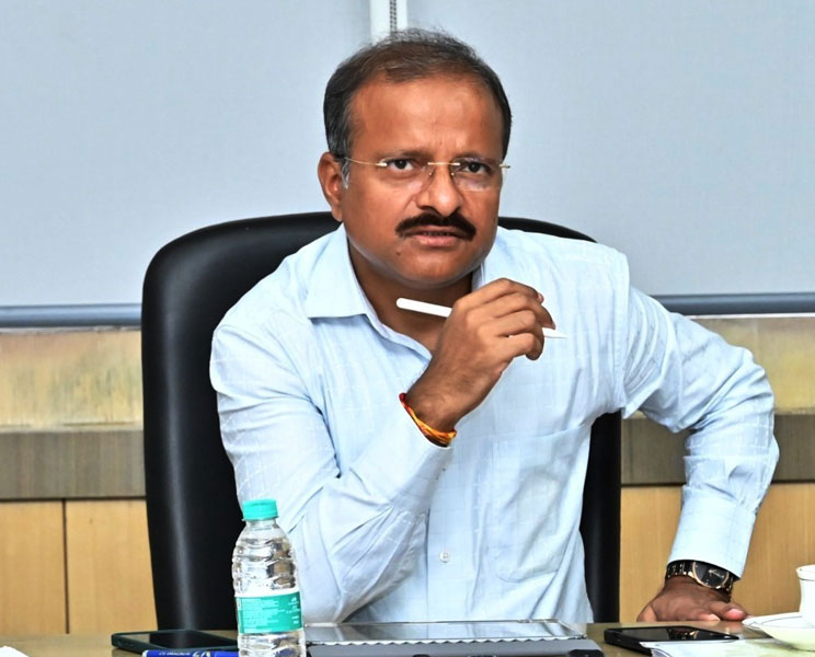 मुख्यमंत्री के प्रमुख सचिव ने नक्सल प्रभावित जिलों में विकास कार्यों की समीक्षा की