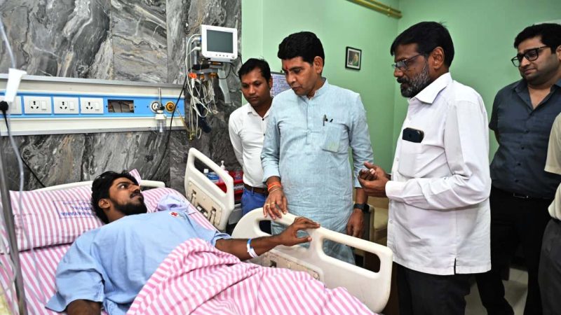 मंत्री टंक राम वर्मा ने अस्पताल पहुँचकर मरीज का जाना हालचाल