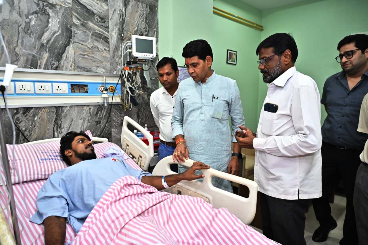 मंत्री टंक राम वर्मा ने अस्पताल पहुँचकर मरीज का जाना हालचाल