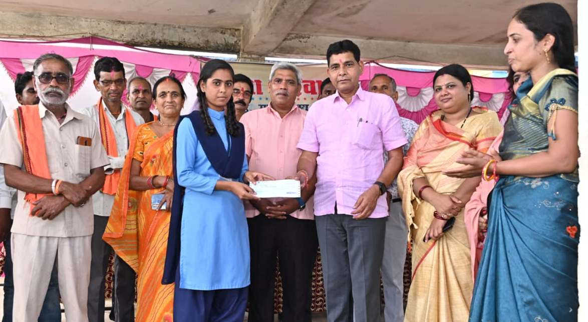 शिक्षा से संवरता है भविष्य, बेटियों को मिल रहा समान अवसर: मंत्री टंकराम वर्मा